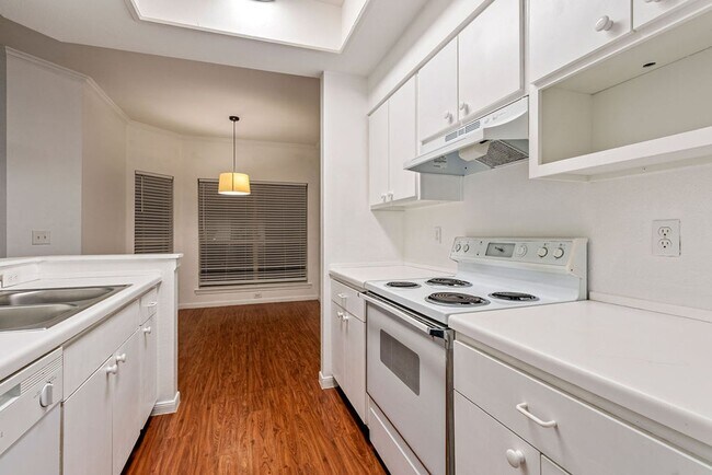 Building Photo - Amazing 1 bedroom, 1 bathroom Condo in Montevista!