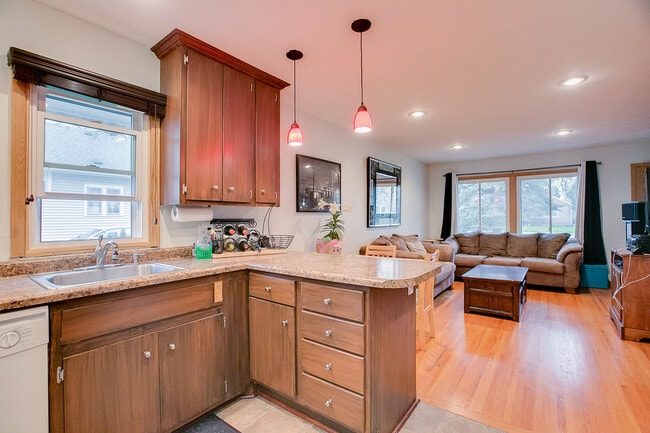 Building Photo - 996 Larpenteur Ave West