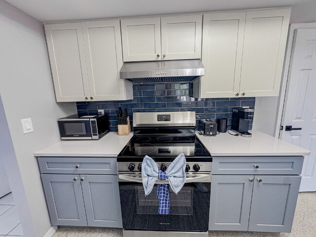 Building Photo - Beach Island Home! Manasota Key! Beach access across the street.
