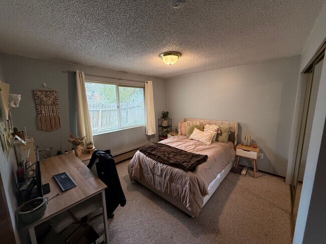 Building Photo - 3bdrm/2 bath house with a yard, laundry, and parking in Happy Valley!