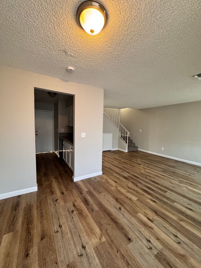 Building Photo - NEWLY REMODELED Spacious & Cozy 3 bed + 1....