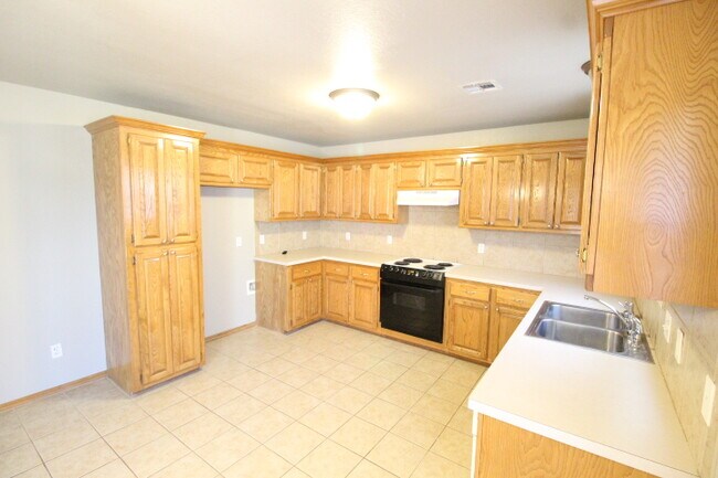 Building Photo - 620 Eastview Dr