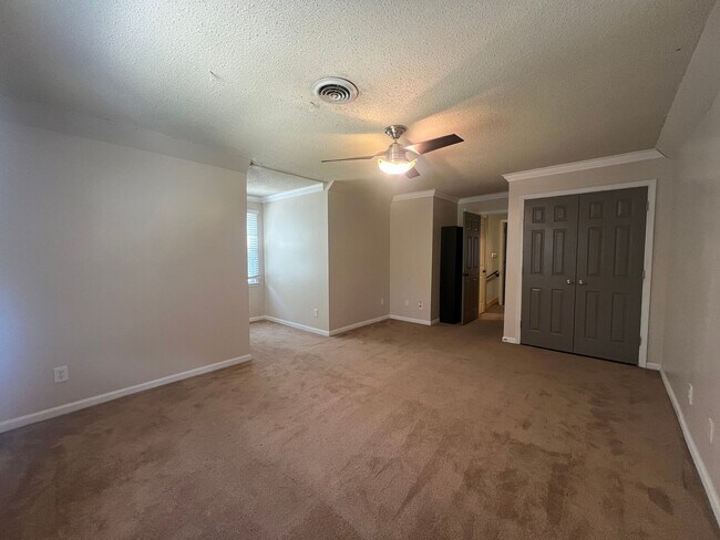 Building Photo - Fabulous 4 Bedroom 3 Bathroom Home with Pr...