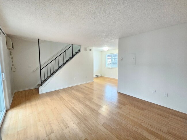 Building Photo - $1,250 - 1 Bed / 1 Bath Spacious Two-Story...