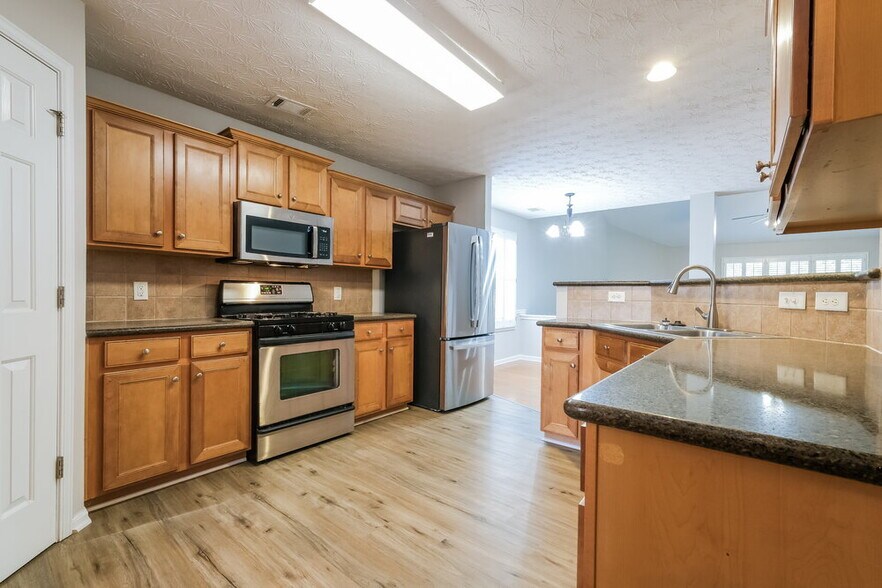 Building Photo - 111 Village Dr