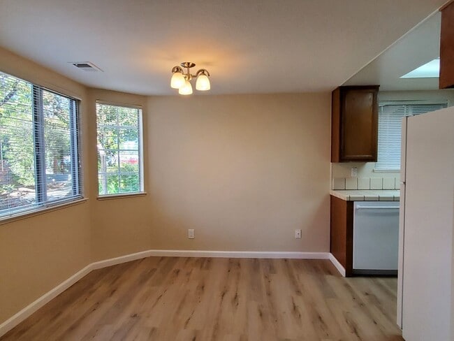 Building Photo - Spacious Downstairs Condo, New Wood Floori...