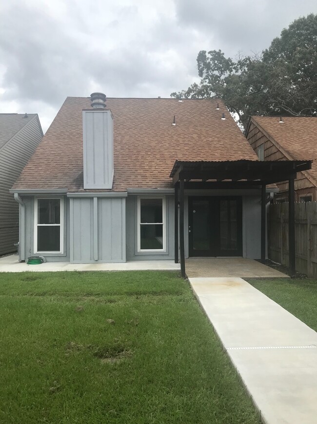 Building Photo - Beautiful renovated two story house