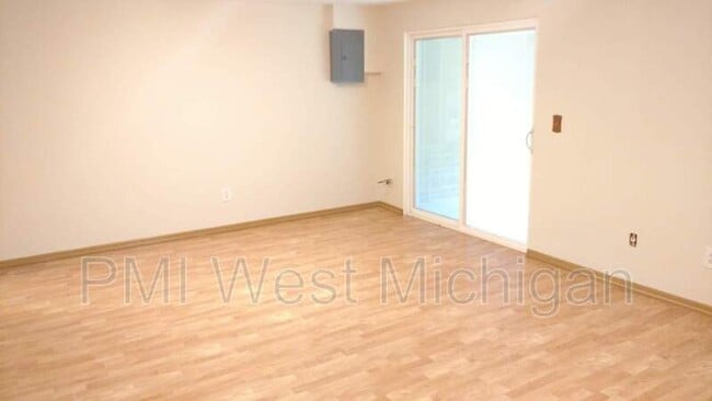 Building Photo - 6433 Wainscot Dr SE