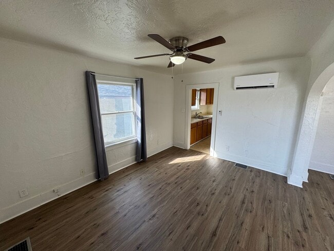 Building Photo - Centrally located 2 bedroom house