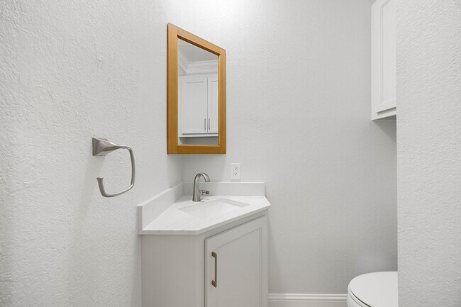 Building Photo - 15526 Cabildo Dr