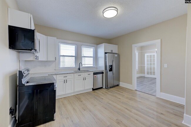 Building Photo - 3012 Rosewood Dr