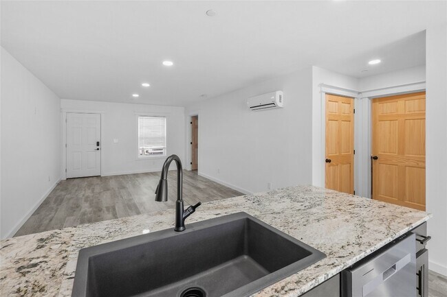 Building Photo - 423 W 3rd St