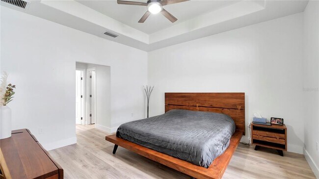 Building Photo - 306 E Clay Ave