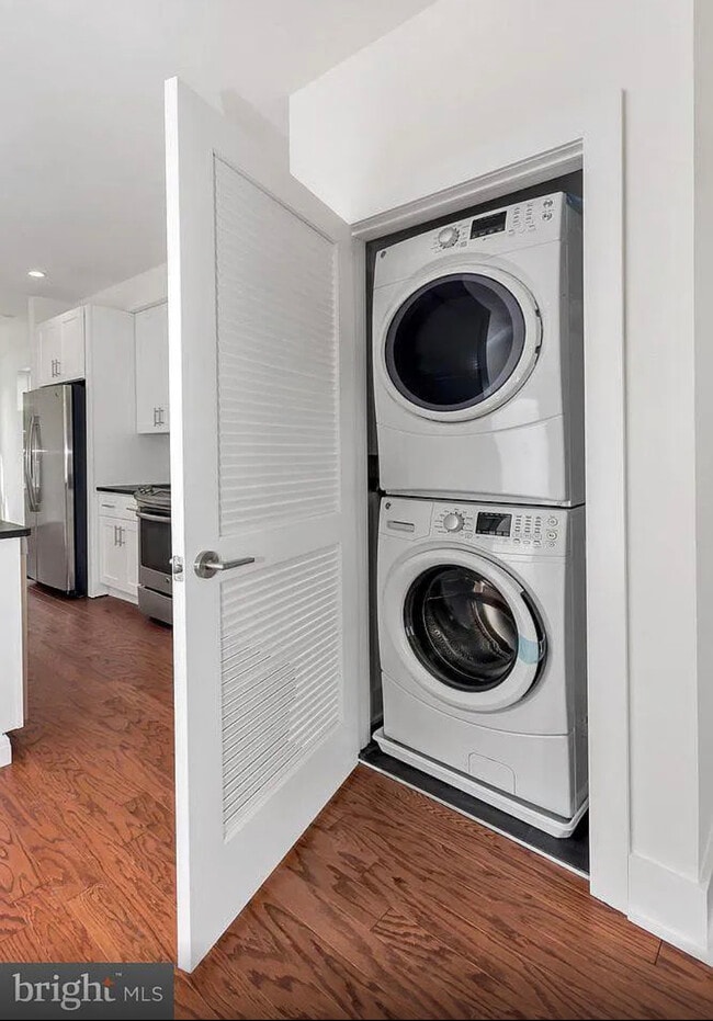 Building Photo - 1905 E Hagert St