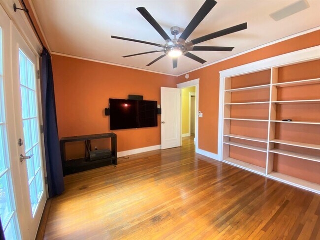 Building Photo - CHARMING! BACKYARD OASIS! REAL HARDWOOD FLOORS! FULL SIZED WASHER/DRYER! OFF OF ADAMS AVE!