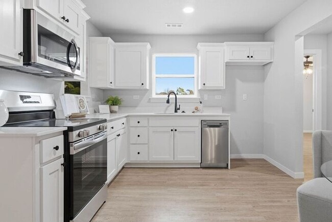 Building Photo - All Appliances Included! Lawn Care Included! Fully Remodeled 2/1/1 Broken Arrow!