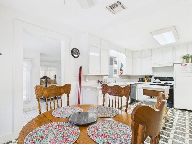 Building Photo - Quiet home in the central part of town