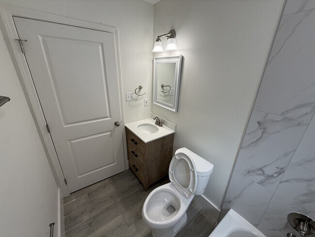 Building Photo - 940 N Hollywood St