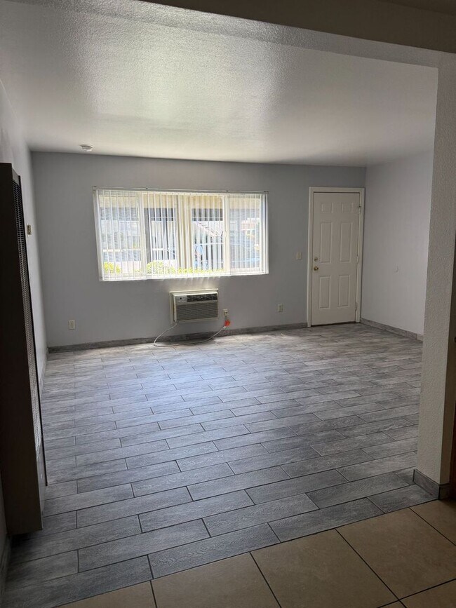 Building Photo - 1 BEDROOM 1 BATHROOM ONTARIO APARTMENT