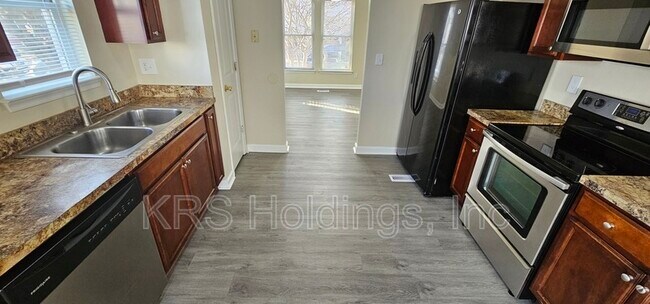 Building Photo - 820 Maltby Cres