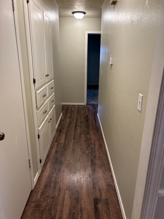 Building Photo - 3 bedroom 2 bath Edmond Duplex