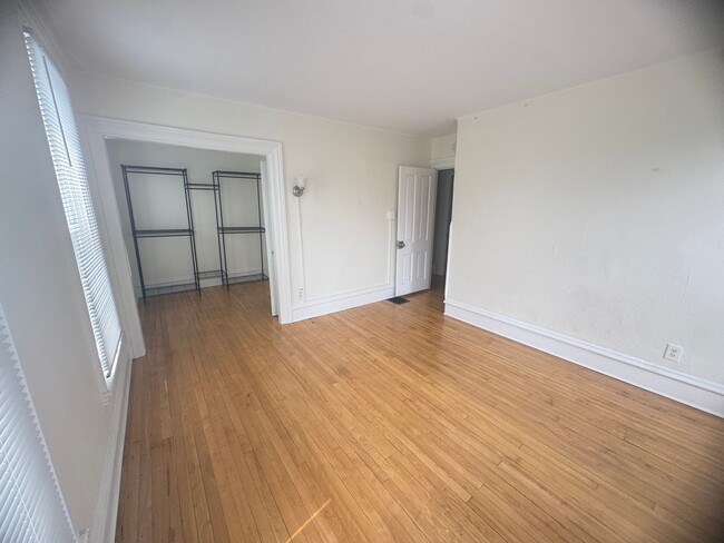 Building Photo - Single Family Home Located Near Medical Mi...