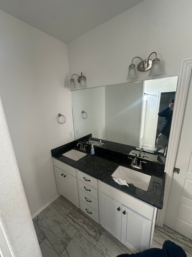 Building Photo - 1021 Lakeview Dr