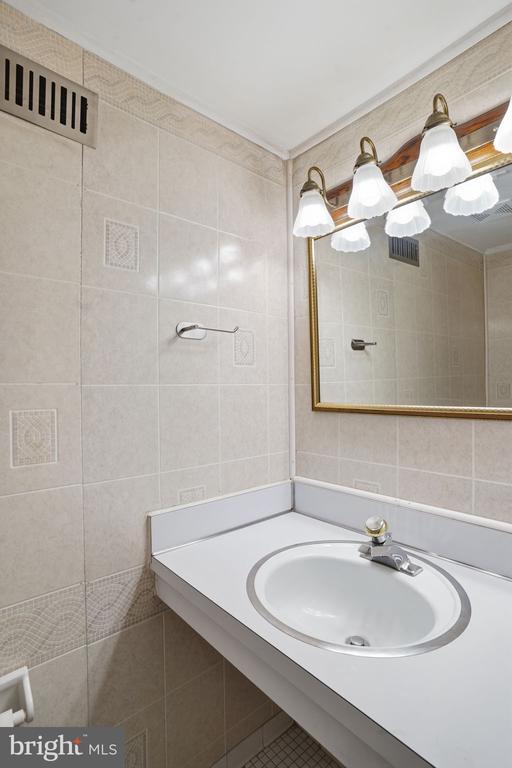 Building Photo - 1623 New Windsor Ct