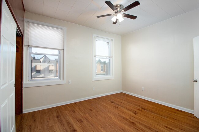 Building Photo - ???NEWLY RENOVATED 3 BEDROOM AND 1.5 BATHS...