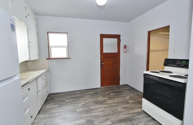 Building Photo - 210 S Commercial Ave