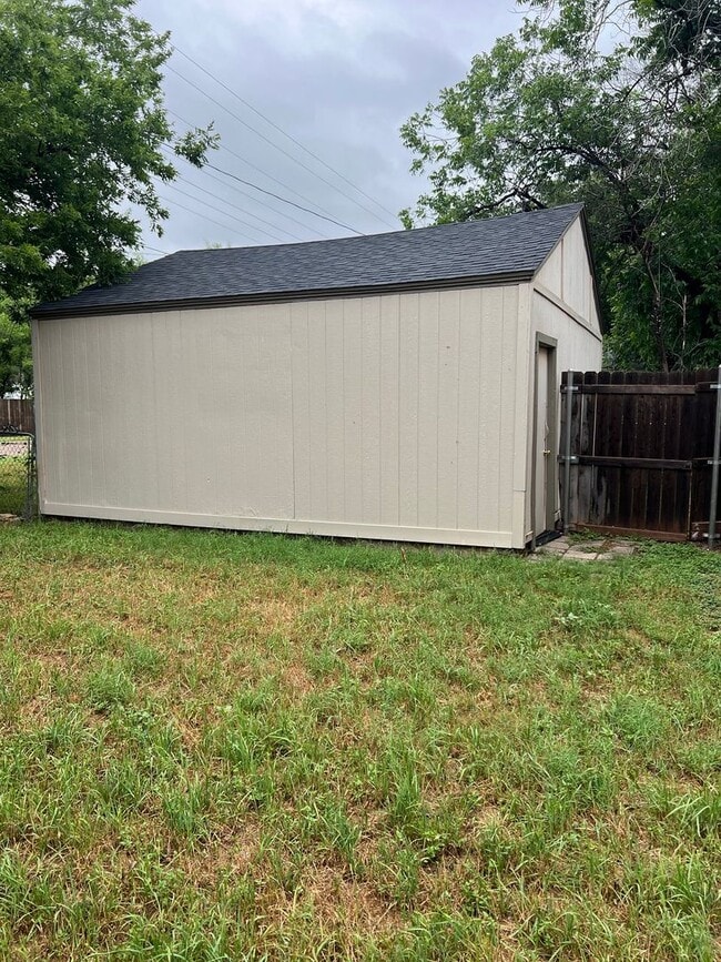 Building Photo - Great Southside Home