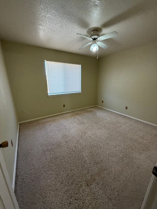 Building Photo - 2 Bedroom, 1 Bath Unit Available Now!