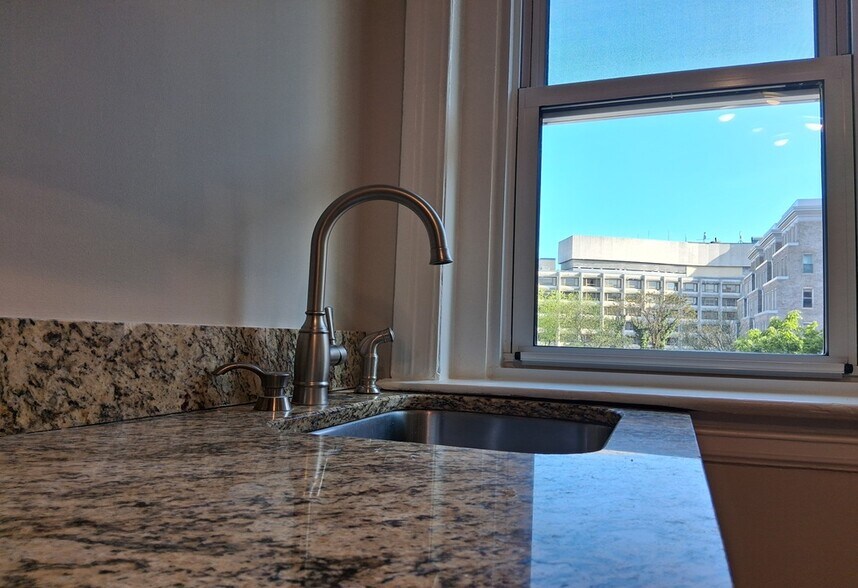 Building Photo - 1954 Columbia Rd NW