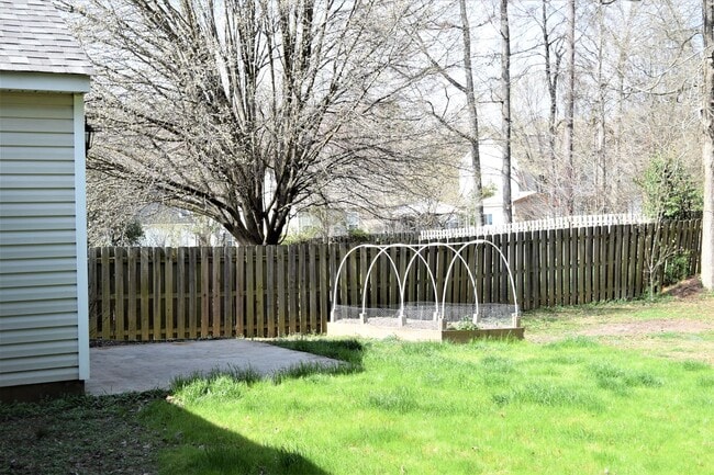 Building Photo - Cute Ranch Style Home - Fenced Yard