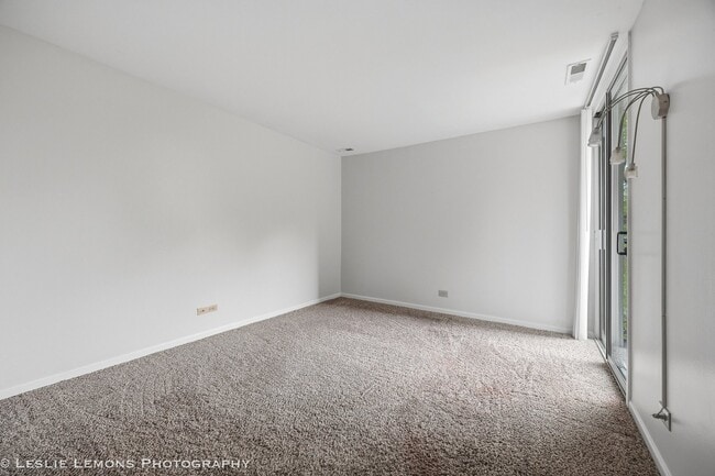 Building Photo - 5950 Oakwood Dr