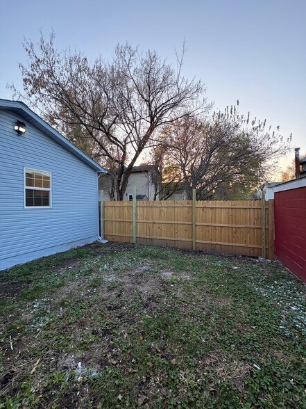 Building Photo - 230 E 10th St