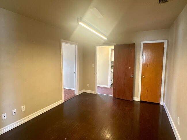 Building Photo - Spacious 3/2 on a Corner Lot!