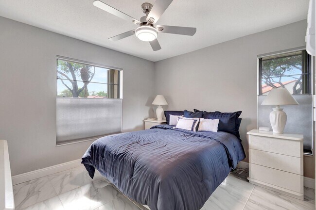 Building Photo - 10927 Dolphin Palm Ct