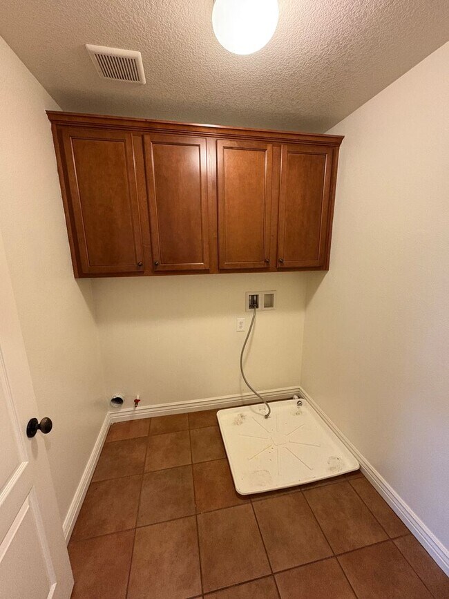 Building Photo - Two story home in NW Visalia Rent Ready!