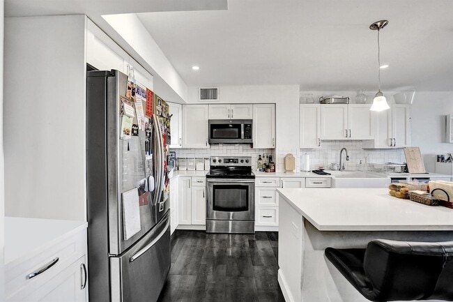 Building Photo - 3800 N Hills Dr
