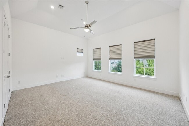 Building Photo - 823 Paige St