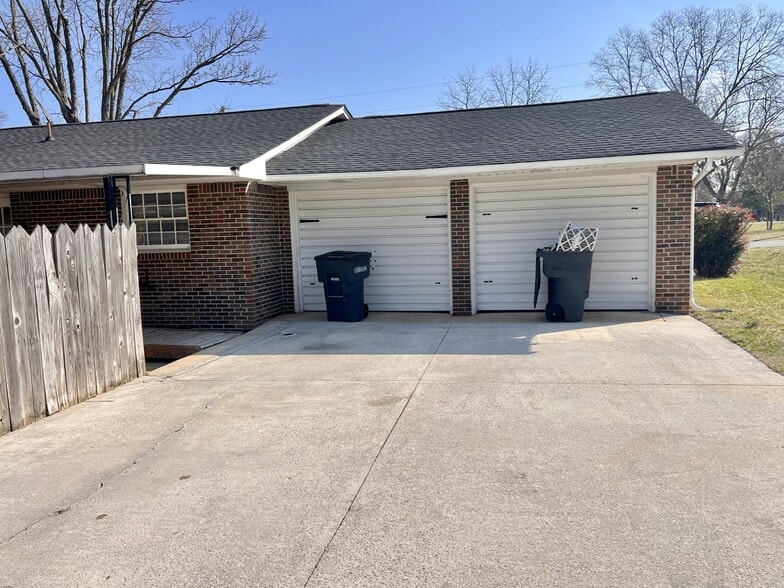 Building Photo - 925 Southgate Dr