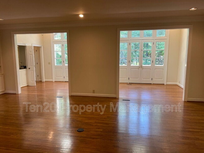 Building Photo - 1544 Glencoe Dr