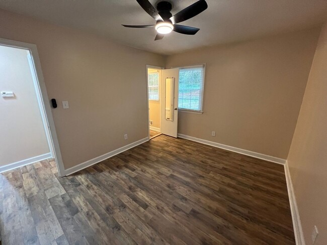 Building Photo - 3 Bedroom 1.5 Bathroom House for rent