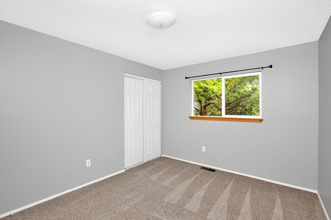 Building Photo - 4 Bedroom 3 Bath Split Level Kirkland