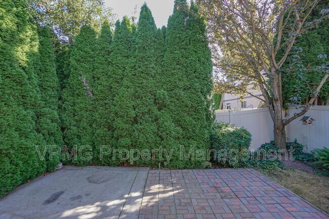 Building Photo - 8019 NE 61st St