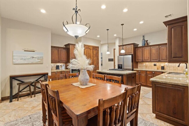 Building Photo - 1922 N Pebble Beach Dr