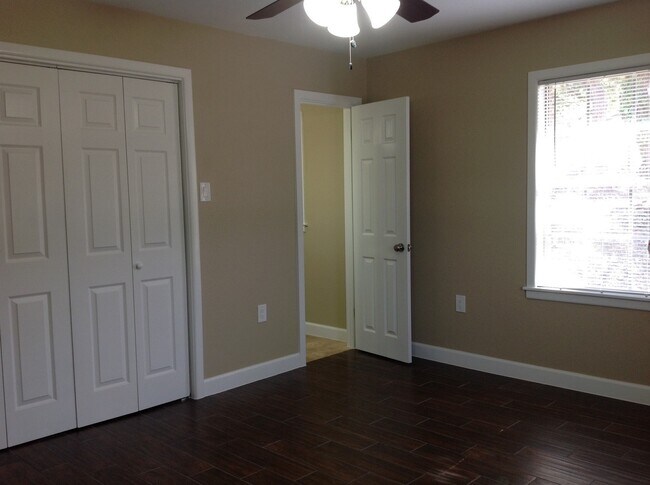 Building Photo - Gorgeous Remodel - North Austin Home!
