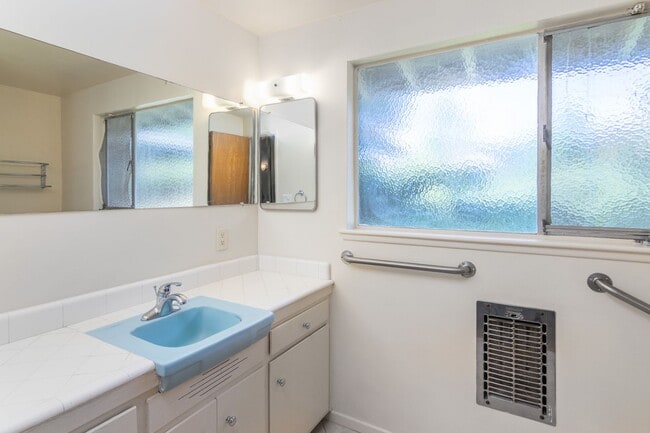 Building Photo - 9635 Gerald Ave