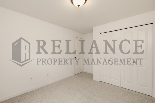 Building Photo - 5240 N Pinecrest Ct